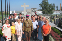 Grupa-przybyłych-przedstawicieli-władz-i-stowarzyszeń-z-Równego-i-Ostroga-na-dzisiejszej-Ukrainie-miast-stacjonowania-Wołyńskiej-Brygady-Kawalerji