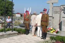 Synowie-ppor.-Stanisława-Postuły-z-2-Dywizjonu-Artyleri-Konnej-z-Dubna-skladaja-kwiaty-na-mogile-poległychżolnierzy-Wołyńskiej-brygady-Kawaleri-w-Miedznie