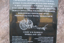Tablica-poswiecona-2-Dywizjonowi-ArtyleriiKonnej-z-Dubna
