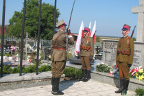 podpułkownik-Wowa-Brodecki-z-Krakowa-syn-żołnierza-Wołyńskiej-Brygady-Kawaleri-walczącego-pod-Mokrą-składa-kwiaty-na-mogile-żołnierzy-w-Miedznie