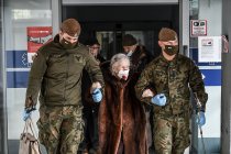 27.01.2021 Łódź9 ŁBOT - Pomoc kombatantom w dotarciu do punktów szczepień.Fot.  DWOT