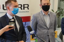 Od-lewej-prezes-LARR-Pawel-Anyszewski-w-srodku-uczestnik-projektu-Tomasz-Czapla
