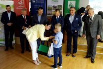 dyrektor-izby-rolniczej-wrecza-nagrode