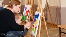 W WDK w Wieluniu odbyły się warsztaty „Autyzm pędzlem malowany”