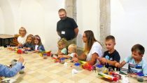 W Muzeum Ziemi Wieluńskiej odbyły się warsztaty dla dzieci „Przy kaflowym piecu”