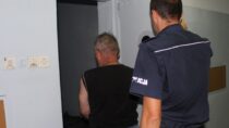 Wieluńscy policjanci zatrzymali mężczyznę za usiłowanie zabójstwa poprzez podpalenie