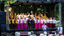 W parku im. Żwirki i Wigury w Wieluniu wystąpiły trzy chóry: z Wielunia, Wieruszowa i Czastar