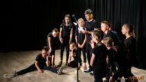 Ekspresja i talent najmłodszych aktorów PMDKiS w Wieluniu w spektaklu „Wieloryb”