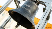 Dzwon Prezydenta RP Andrzeja Dudy „Pamięć i Przestroga” jest już przy farze