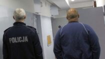 Do 7,5 roku więzienia grozi 42-latkowi za groźby i uszkodzenie bramy wjazdowej