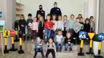 Policjanci z KPP w Wieluniu spotkali się z dziećmi w bibliotece miejskiej