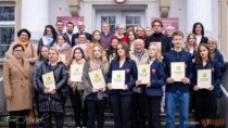 Fundacja na Rzecz Rozwoju Powiatu Wieluńskiego wręczyła stypendia uzdolnionej młodzieży