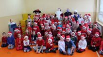 Święty Mikołaj i policjanci u przedszkolaków w PP nr 2 w Wieluniu