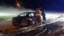 Dwa zastępy straży gasiły pożar samochodu w miejscowości Wierzchlas