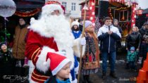 Podczas wieluńskich mikołajek rozbłysła nowa, bożonarodzeniowa choinka