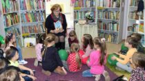 Poetka Nina Pawlaczyk spotkała się z dziećmi w miejskiej bibliotece