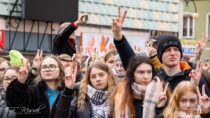 Happening młodzieży wieluńskich szkół „Młodzi solidarni z Ukrainą”