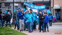 Niebieski Marsz dla Autyzmu i happening na pl. Legionów w Wieluniu