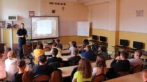 Pogadanka policjantów w Zespole Szkoły i Przedszkola w Mokrsku w ramach „Dnia Zdrowia”