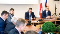 Spotkanie wiceministra Rafała Webera z mieszkańcami Kadłuba i samorządowcami