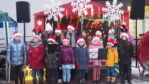 Mikołaj odwiedził dzieci na placu przy Domu Kultury w Ożarowie