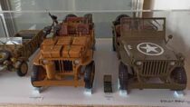 Wystawa miniatur samochodów z epoki PRL-u w bibliotece