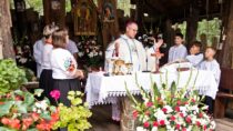 Tłumy w „Dolinie Objawienia”. Mszę Św. celebrował ks. bp Andrzej Przybylski