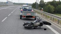 Motocyklista najechał na tył przyczepki przypiętej do opla