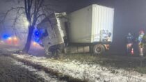 Zimowa pułapka na DK45. Ciężarówka wbiła się w drzewo