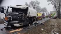Poważny wypadek na DK 43. Czołowe zderzenie cysterny i ciężarówki