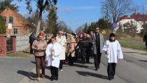 Pokazali, że nikt nie jest sam. Droga Krzyżowa z DPS w Skrzynnie