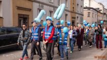 Setki balonów nad Wieluniem. Wyjątkowy marsz dla osób z autyzmem