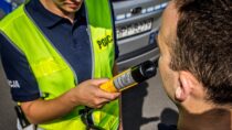 Uderzył w znak i jechał dalej. Pijany kierowca BMW zatrzymany