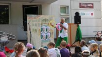 Cyrkowa magia Piotra Tomczaka przed biblioteką miejską